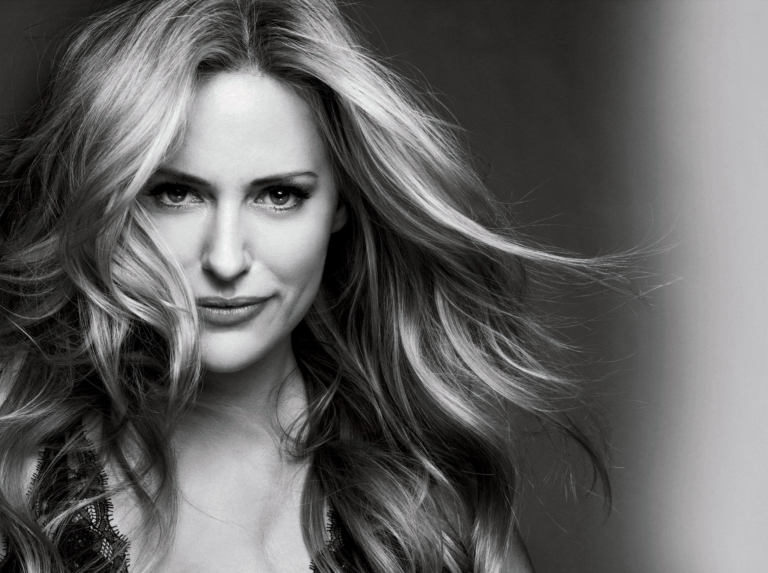 Book Aimee Mullins